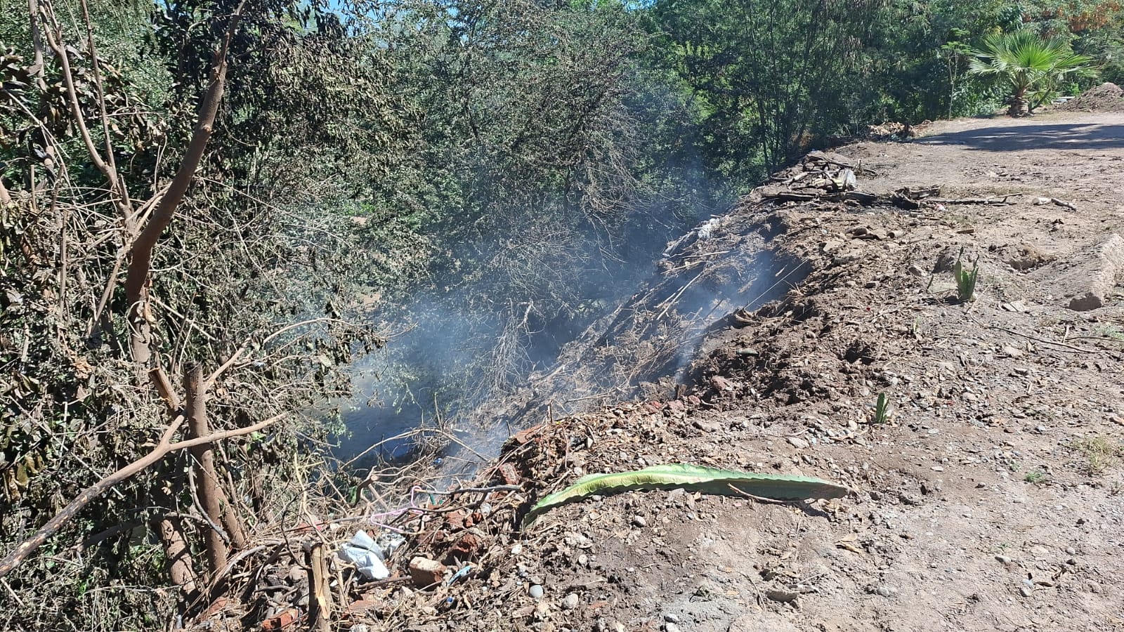 Basura quemándose en una zona en Guasave