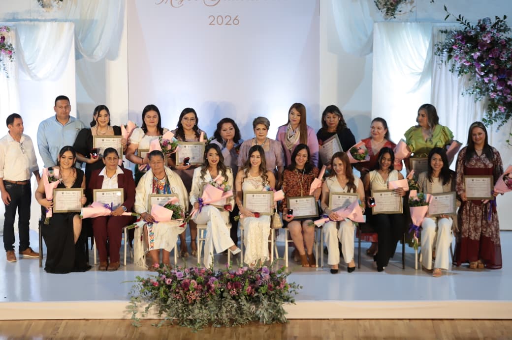 Autoridades y mujeres de Guasave en escenario posando para la foto