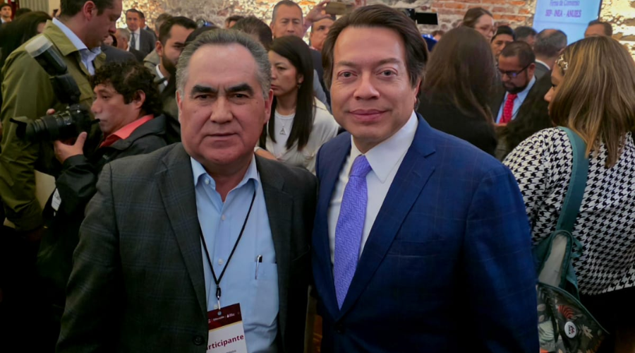 Jesús Madueña Molina junto a autoridad de la SEP