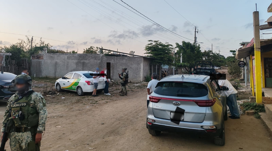 Militares recuperan taxi robado a mano armada