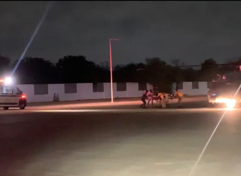 Fue recibido por dos ambulancias; una de los elementos de Protección Civil Municipal y la otra de la Cruz Roja