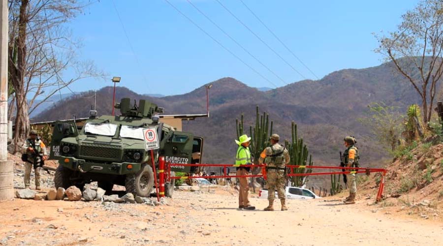 Elementos del Ejército Mexicano y Protección Civil afuera de mina en Rosario, Sinaloa