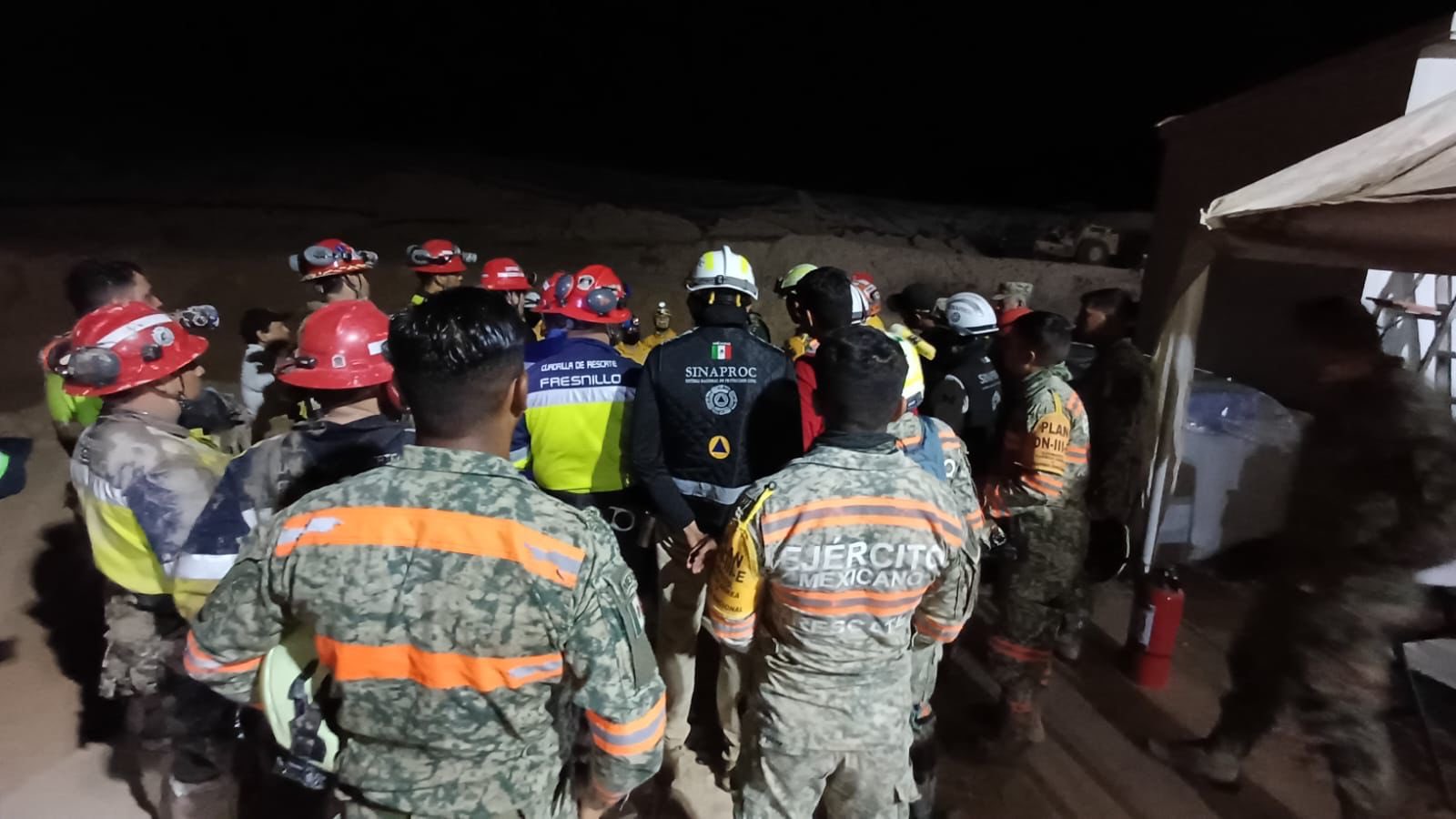 Elementos de apoyo, protección civil y ejercito preparándose para realizar operativo