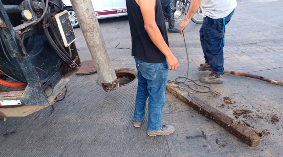 Pedazo de madera extraído del alcantarillado en Mazatlán