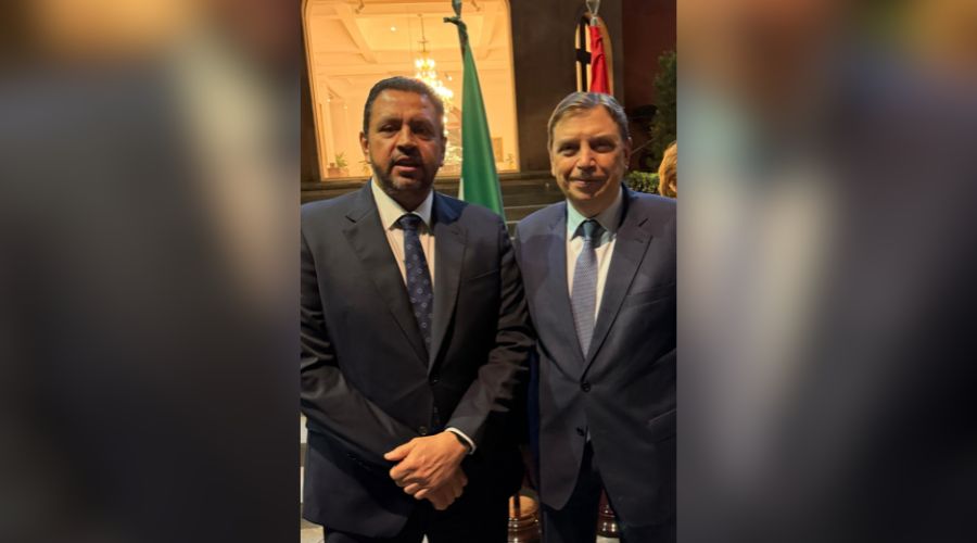 Ismael Bello Esquivel junto con el ministro de Agricultura de España posando para la foto