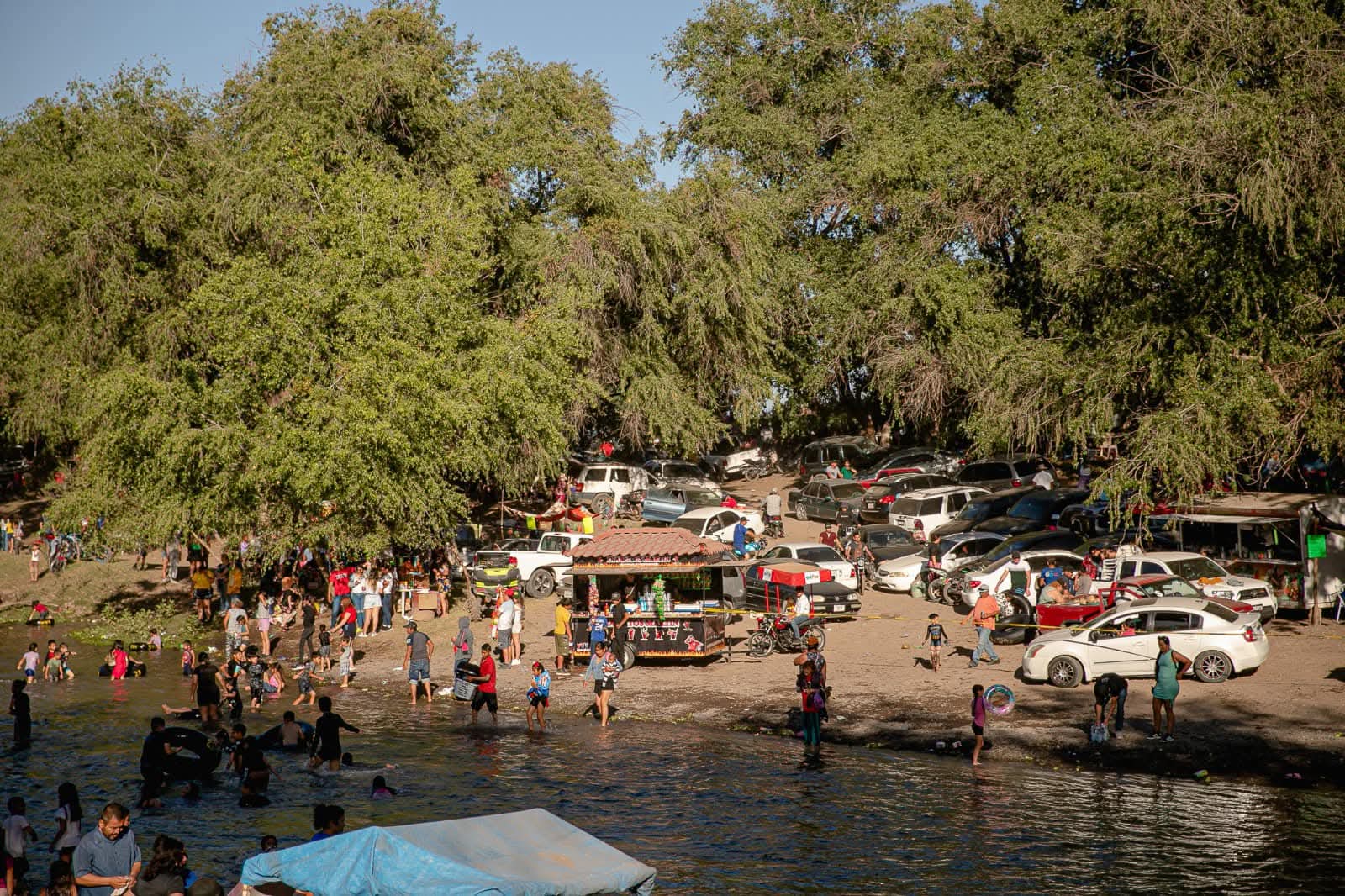 multitud de personas en el rio
