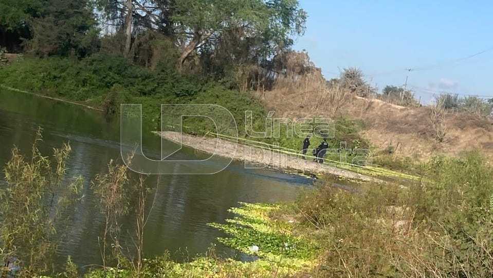foto de un río y personas al fondo
