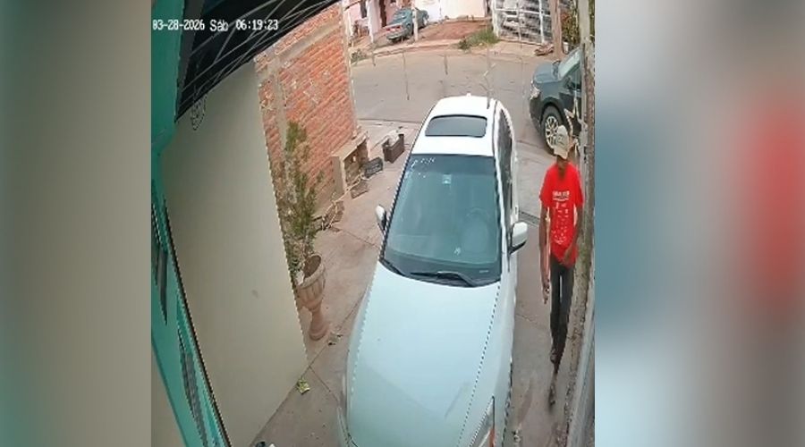 Cámara de seguridad con un carro una persona de rojo