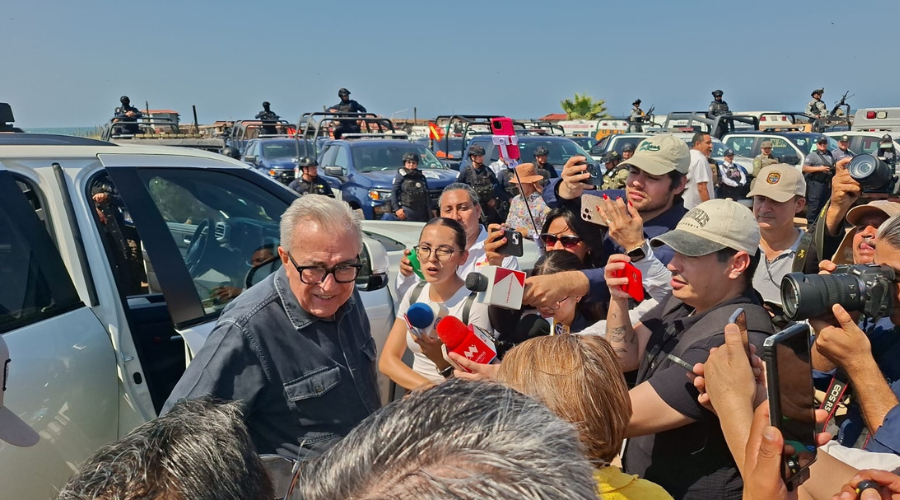 Rocha Moya es abordado por los medios de comunicación durante su visita a Guasave