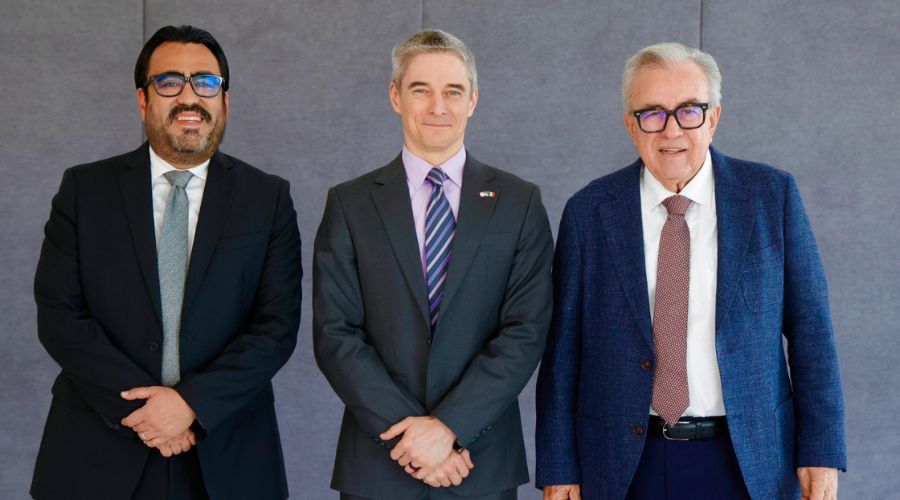 Rocha Moya, cónsul de Estados Unidos y Juan de Dios Gámez Mendívil posando para la foto