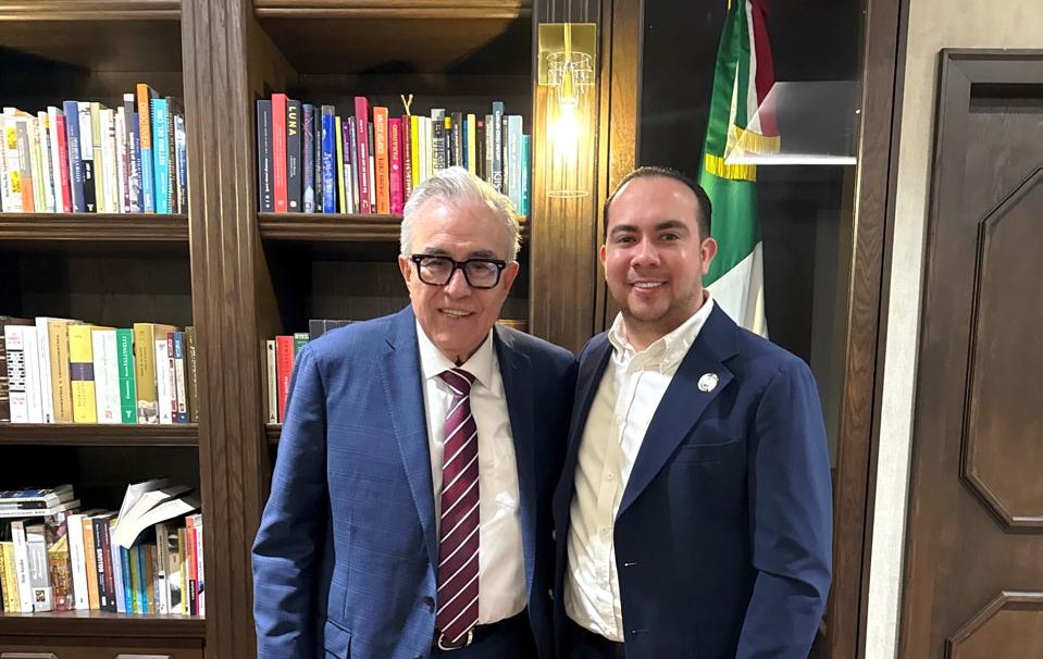 Rubén Rocha Moya, gobernador de Sinaloa y Miche Benitez, secretario general del Stase