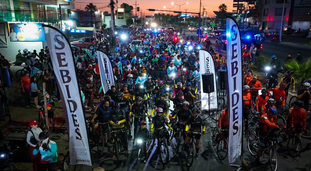 ciclistas formados en carretera en mañana oscura