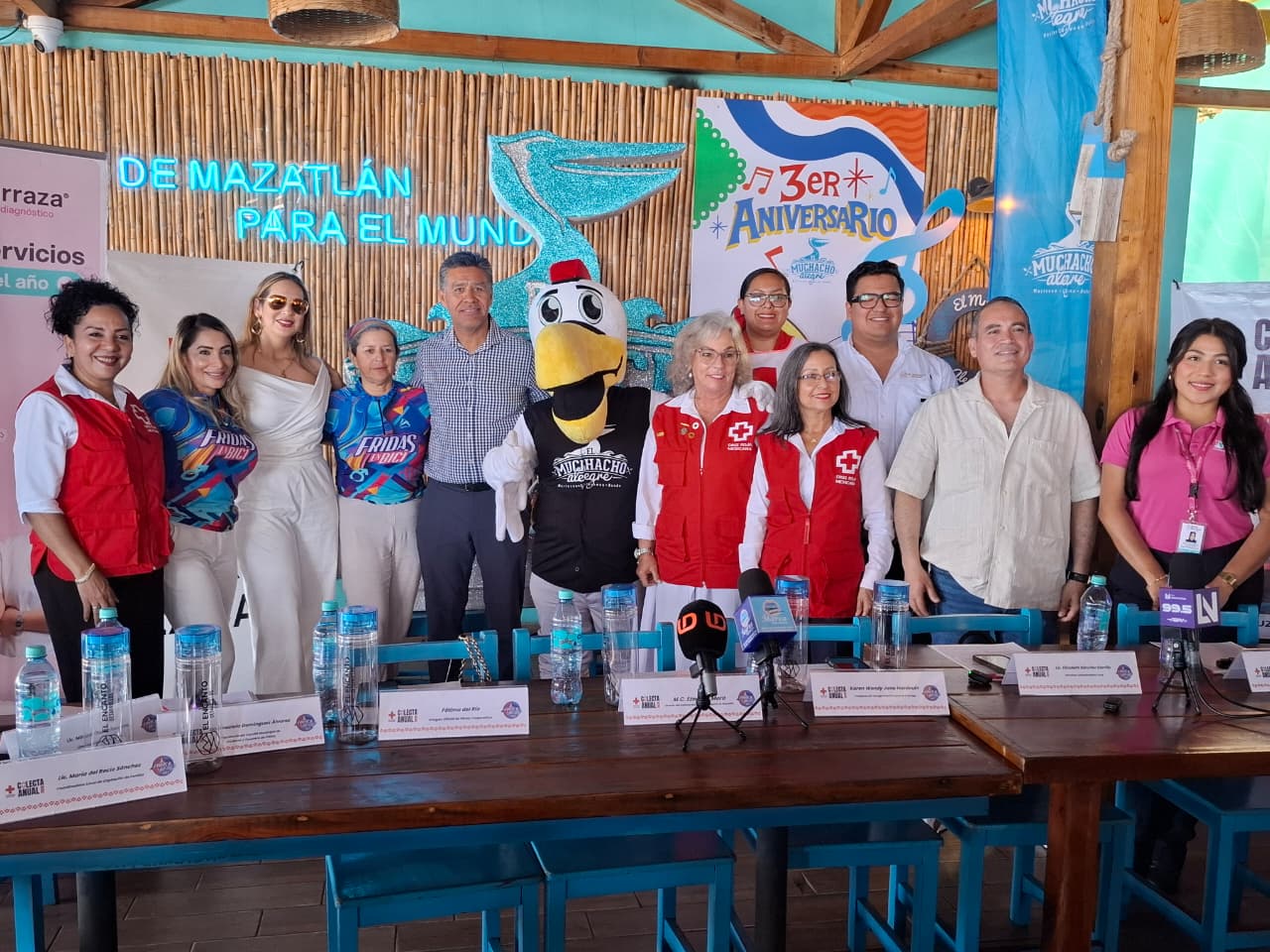 Autoridades de cruz roja mazatlán posando para la foto