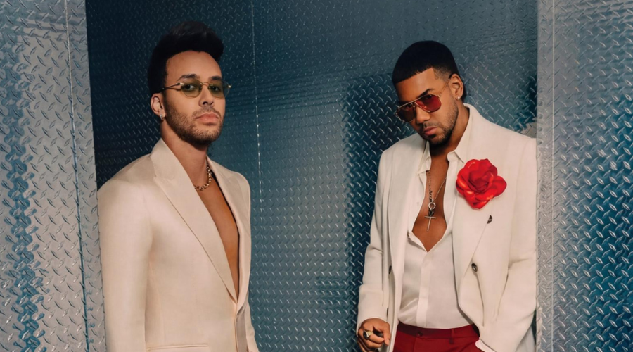 Romeo Santos y Prince Royce posando para la fotografía
