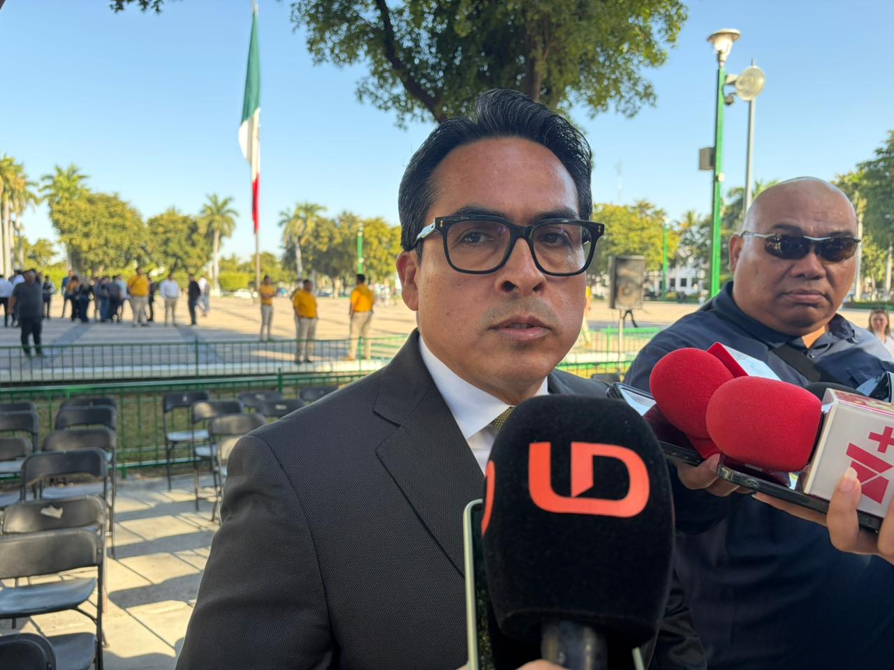 Roy Navarrete Cuevas hablando a micrófono de Línea Directa