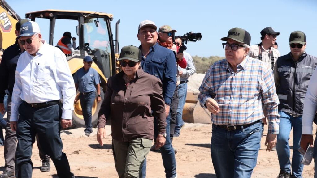 Rubén Rocha Moya y Cecilia Ramírez visitan obra de la carretera Bellavista-Boca del Río en Guasave