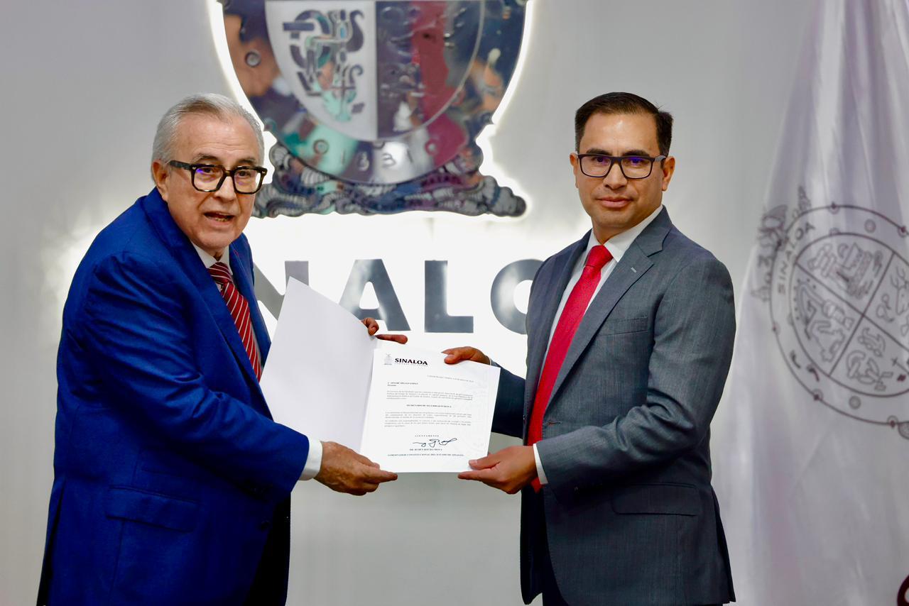 Rubén Rocha Moya y Sinuhé Téllez López sosteniendo un documento de su nombramiento como titular de la SSPE