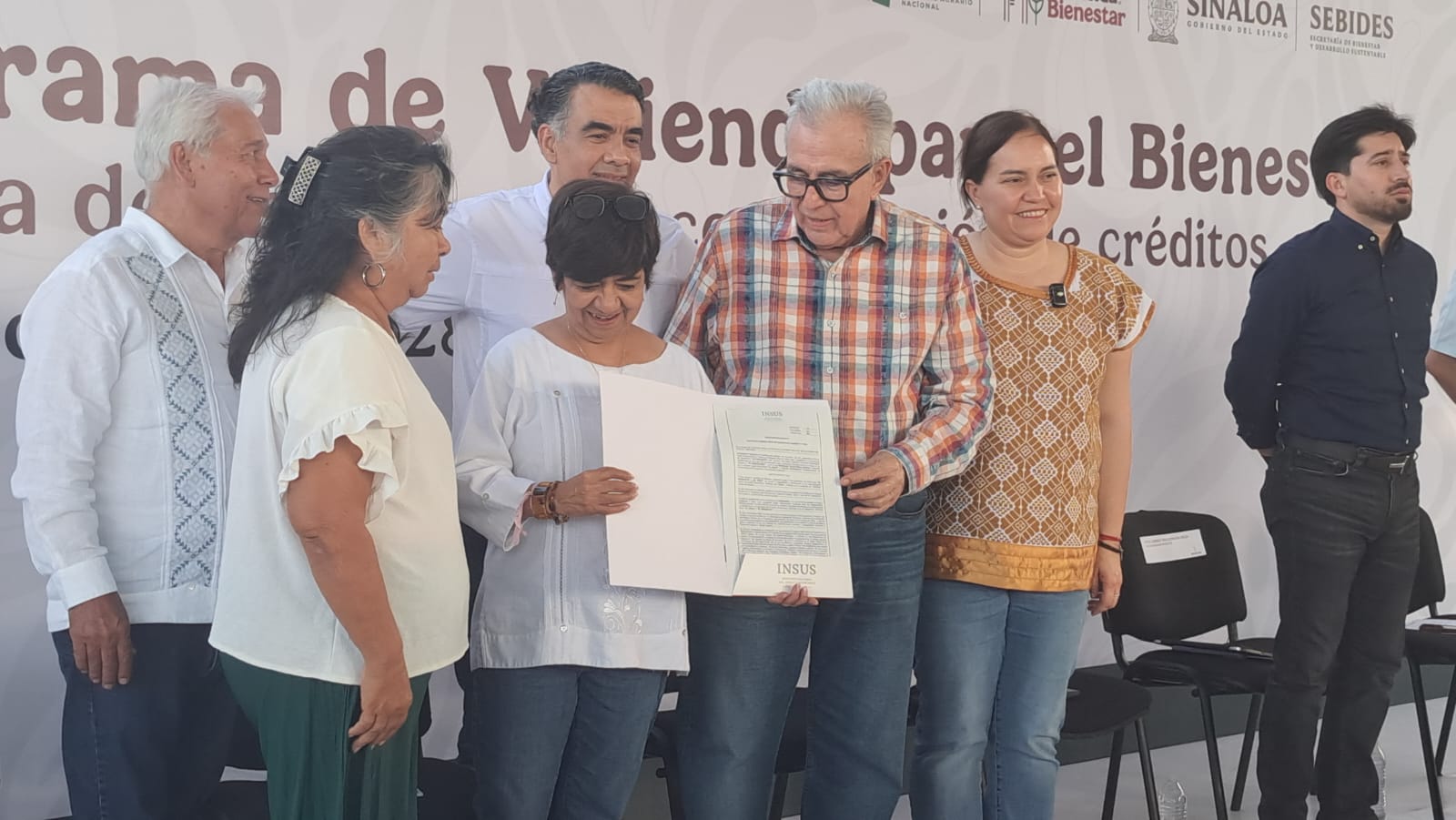Rubén Rocha Moya entrega escrituras y condonación de créditos de vivienda a familias de Eldorado