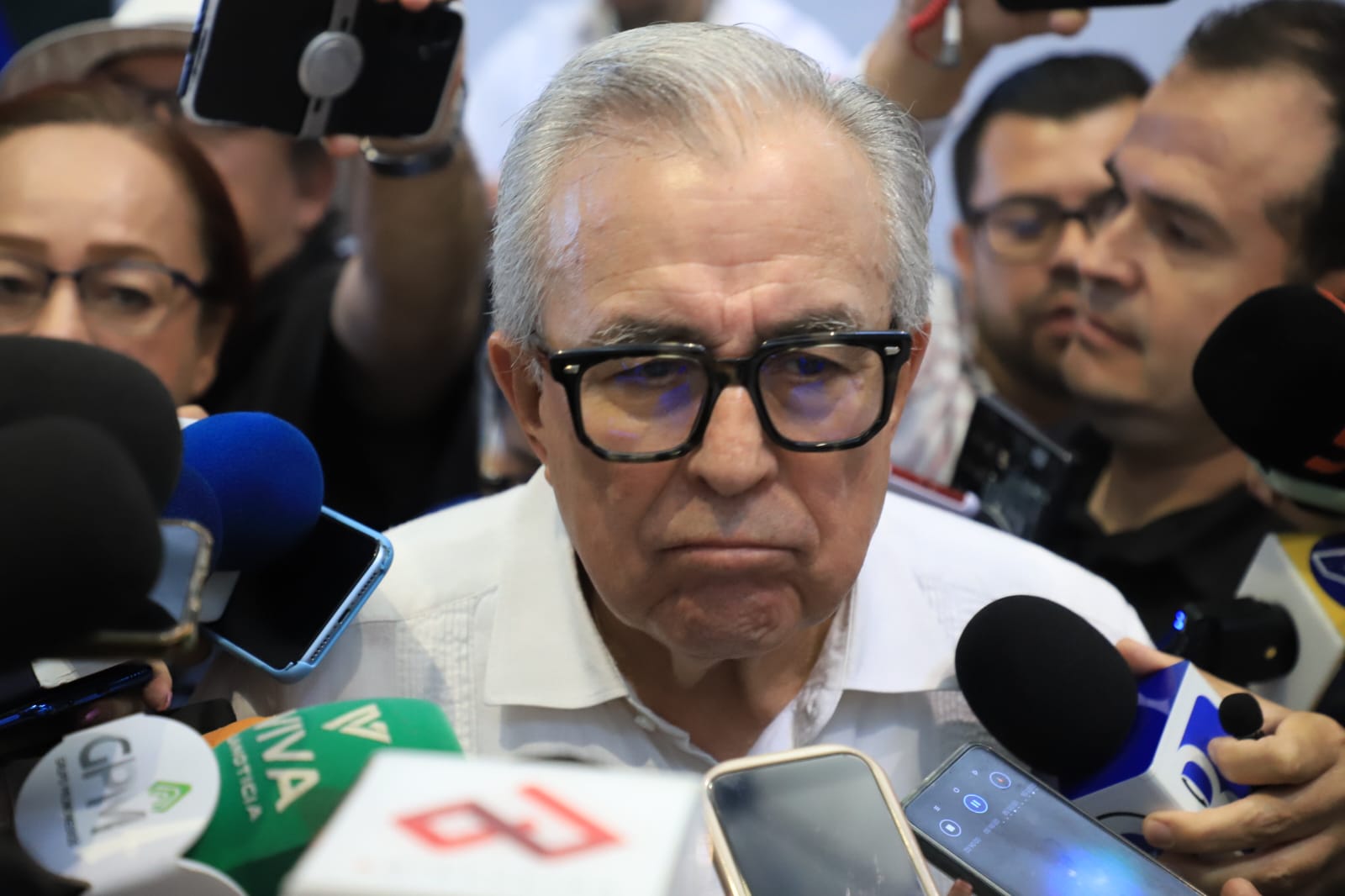 El gobernador de Sinaloa, Rubén Rocha Moya, con micrófonos frente a ellos