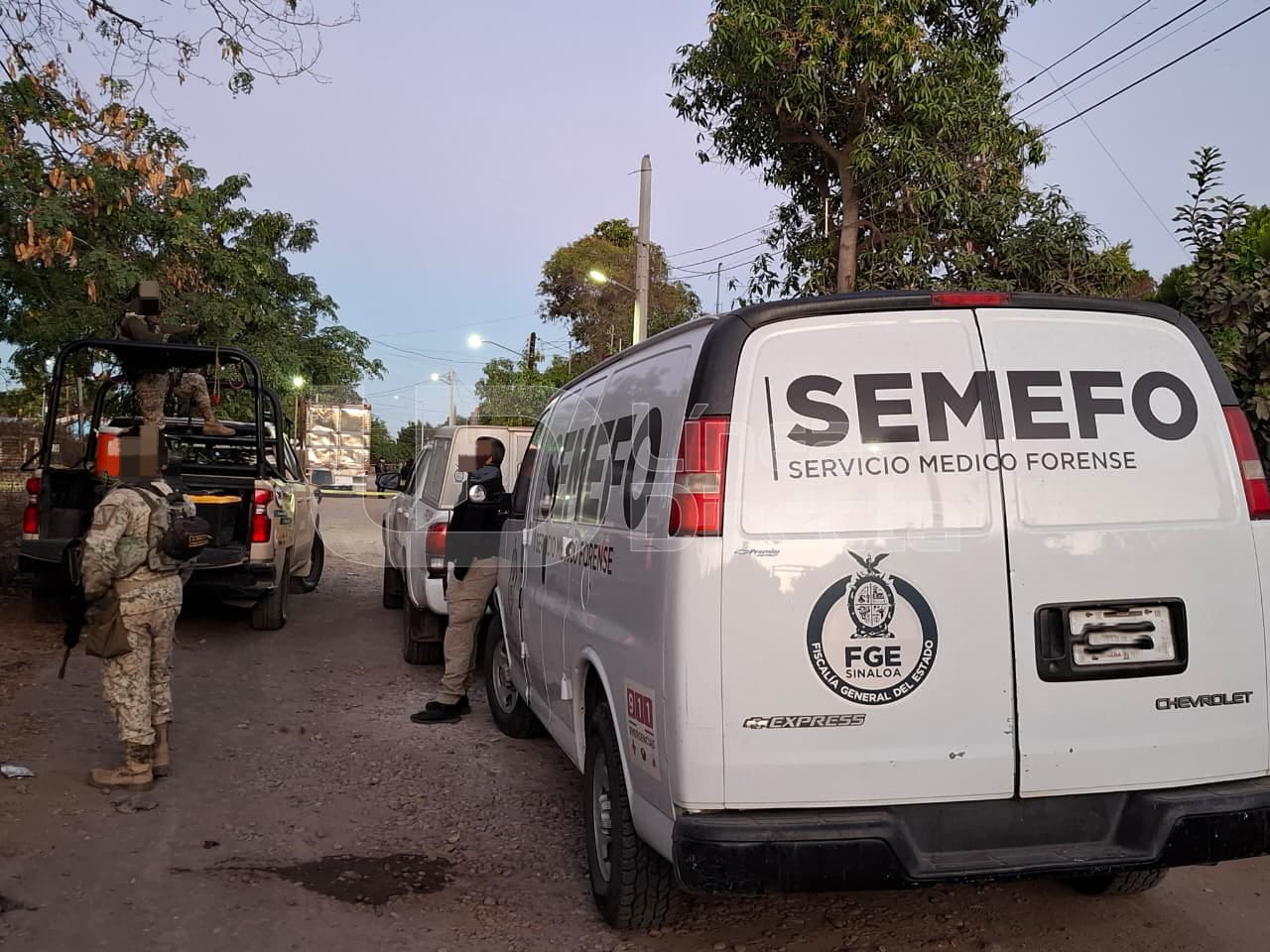 Unidades de emergencias y elementos de seguridad desplegados en un camino de terracería