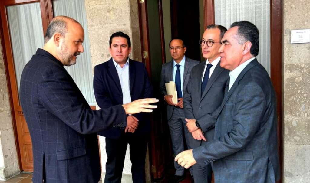 Rector Jesús Madueña junto a personal de la SEP