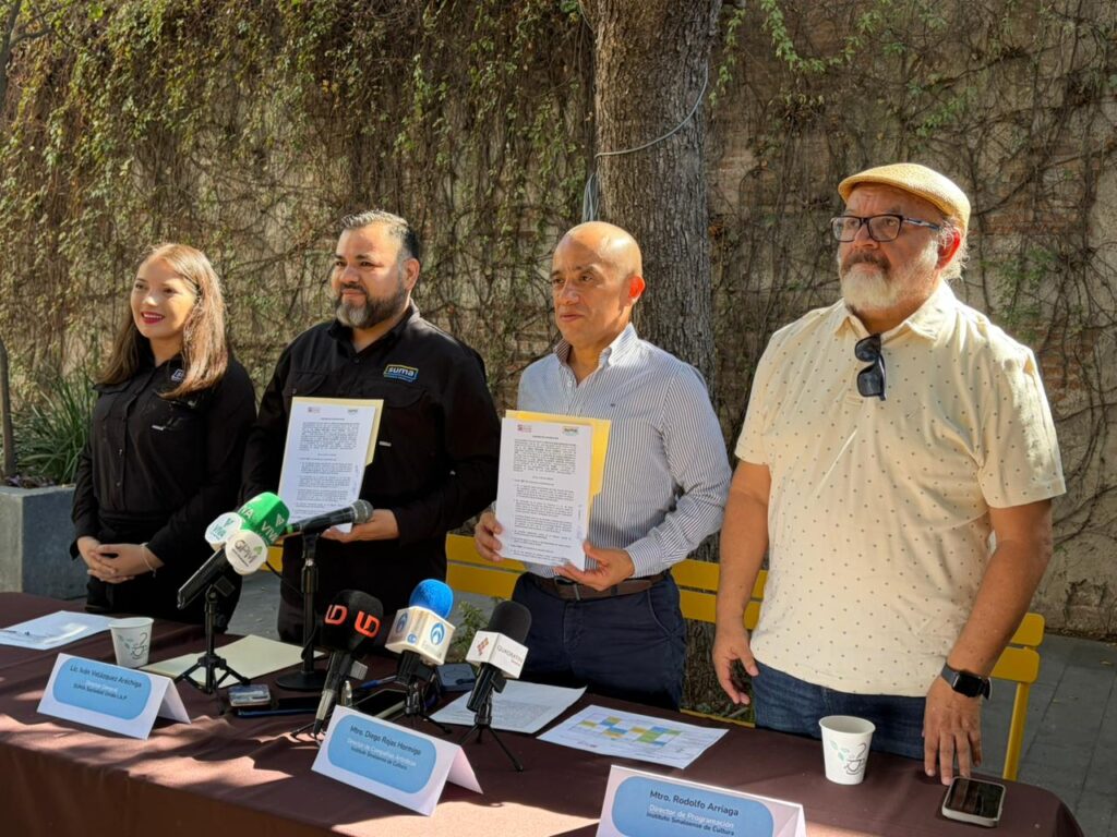 Conferencia de prensa con 4 personas para programa “SUM-ARte en tu escuela”