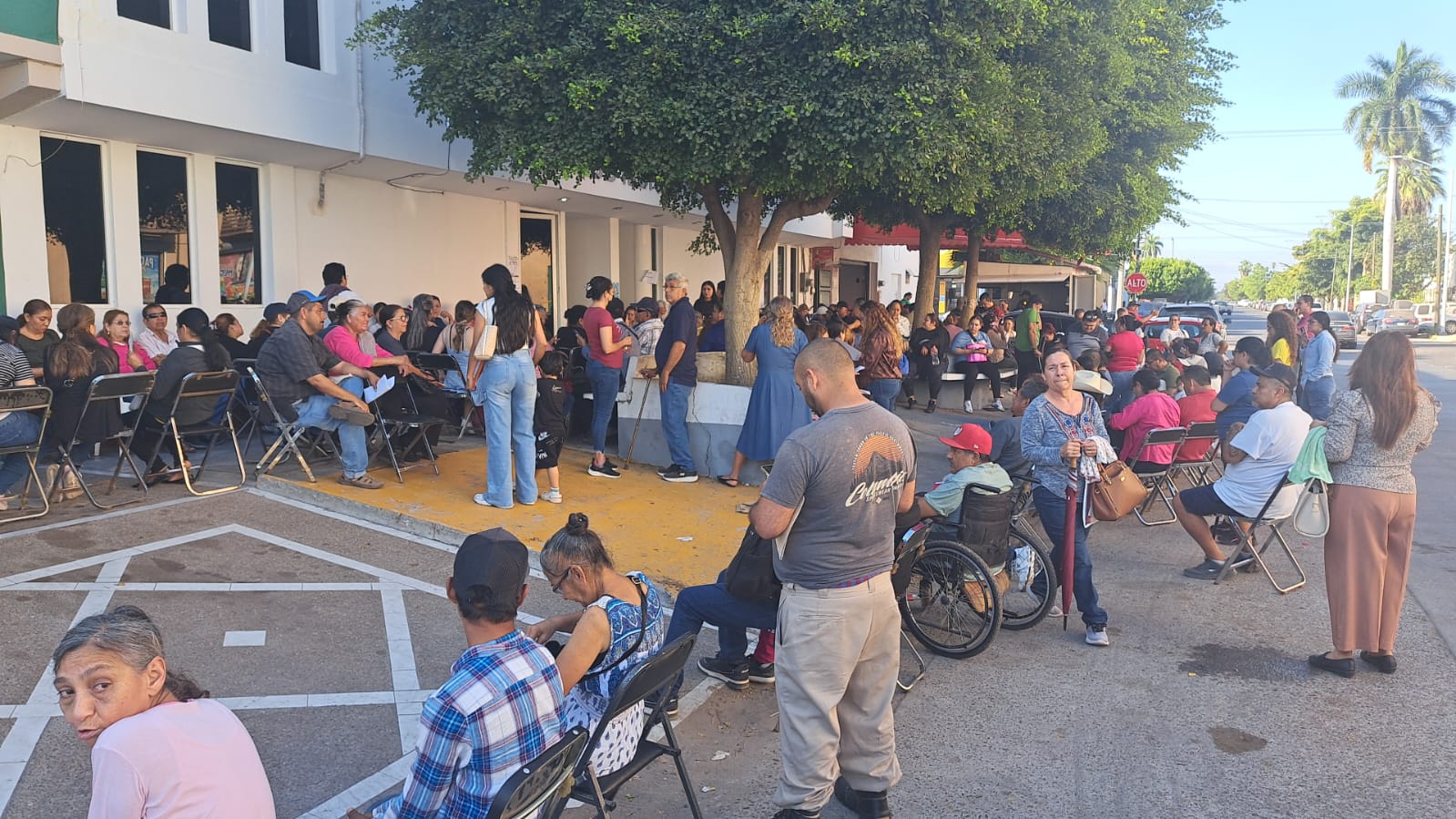 Personas afuera de las instalaciones de Salud Municipal Ahome