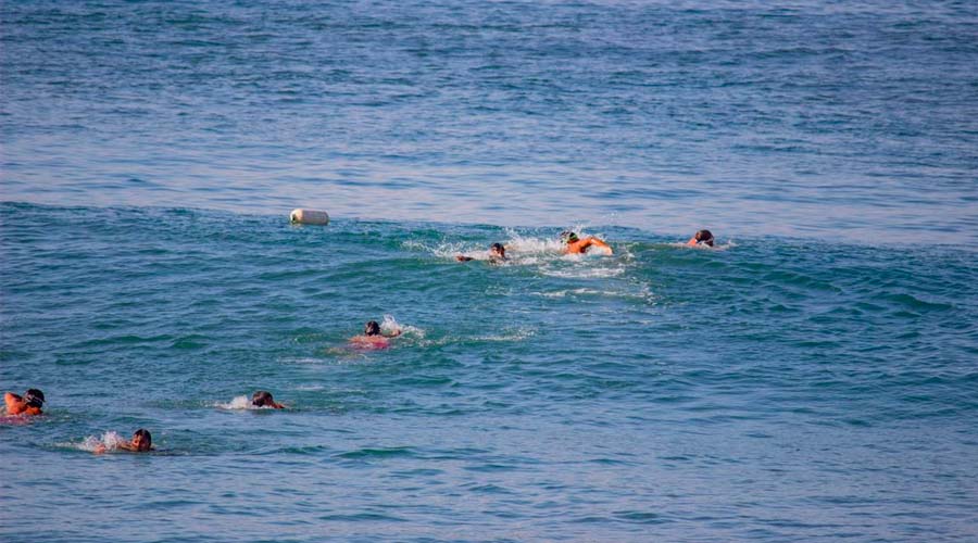 Salvavidas rescatan a turista de León, Guanajuato, en Mazatlán