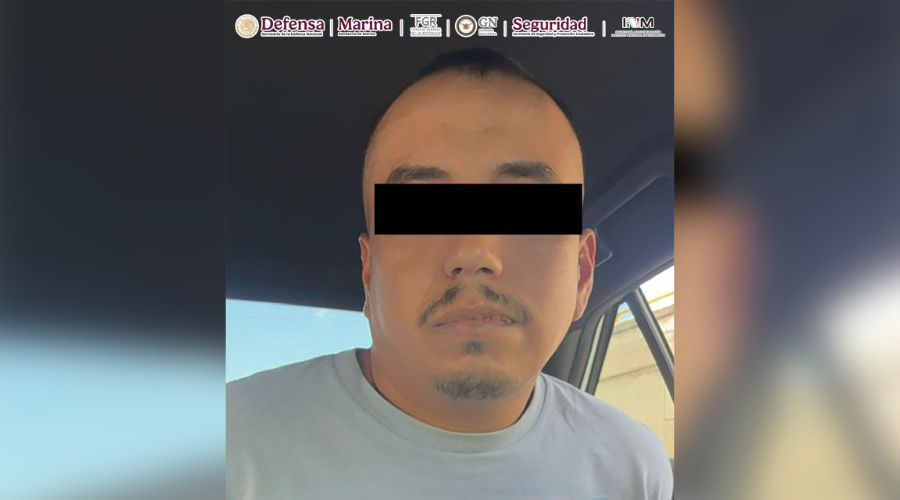 Hombre calvo con los ojos cubiertos