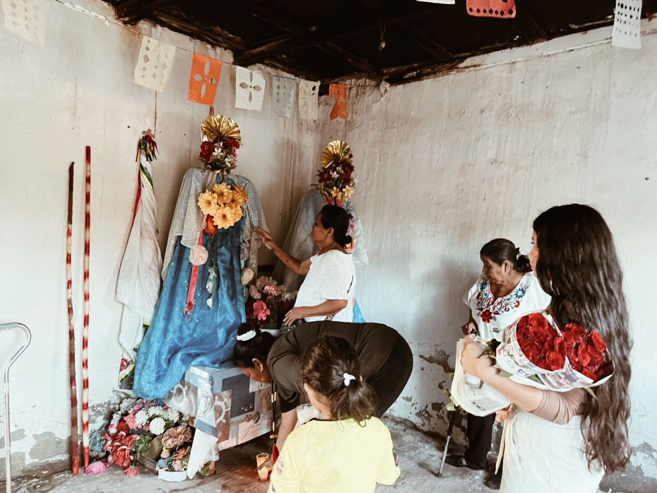 Personas rinden homenaje a la figura de la Santa Cruz, en Guasave