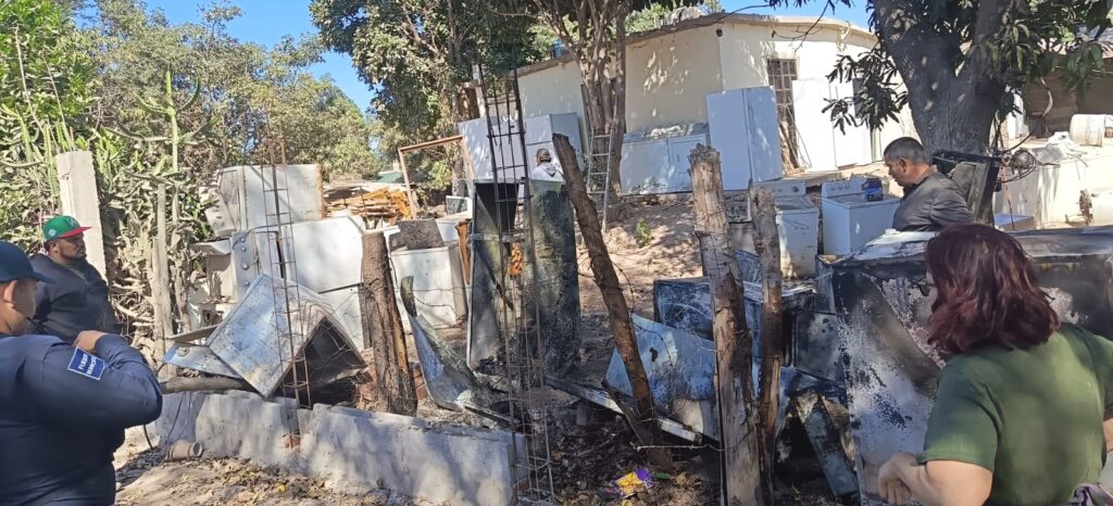 Lavadoras quemadas tras incendio en taller de la Higuera de Zaragoza, Ahome