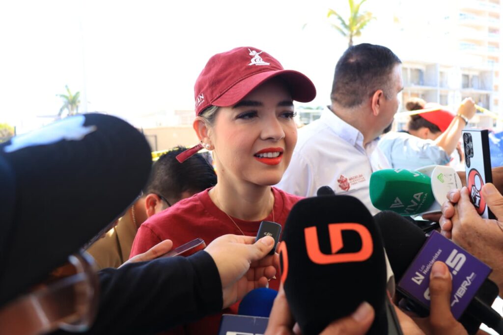 Alcaldesa de Mazatlán con micrófonos de medios de comunicación