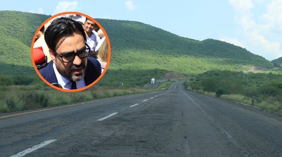 Carretera de Sinaloa junto a un circulo con el alcalde de Culiacán