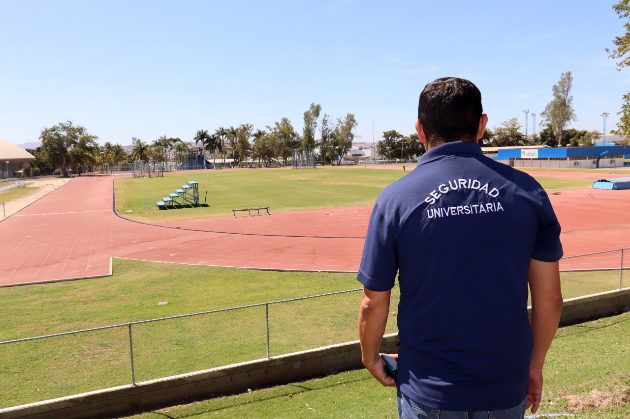 Persona de seguridad mirando espacios deportivos