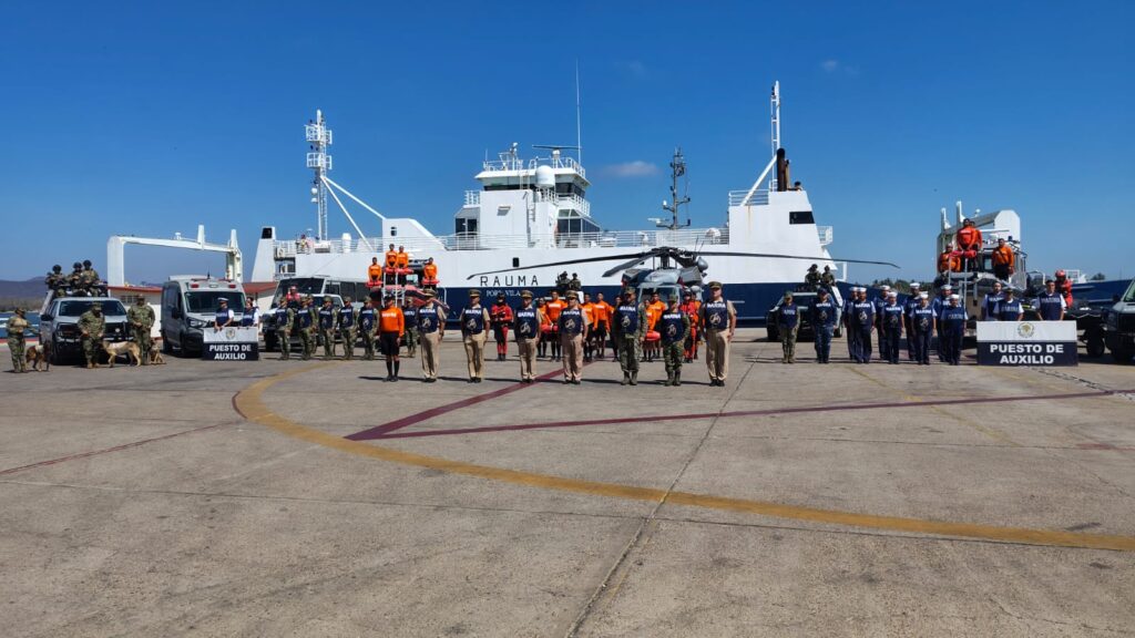 Elemetos de la marina en un puerto previo a protocolo de semana santa junto a un barco