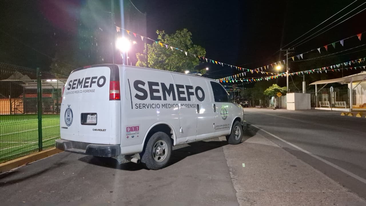 Unidad de Semefo estacionado en la calle