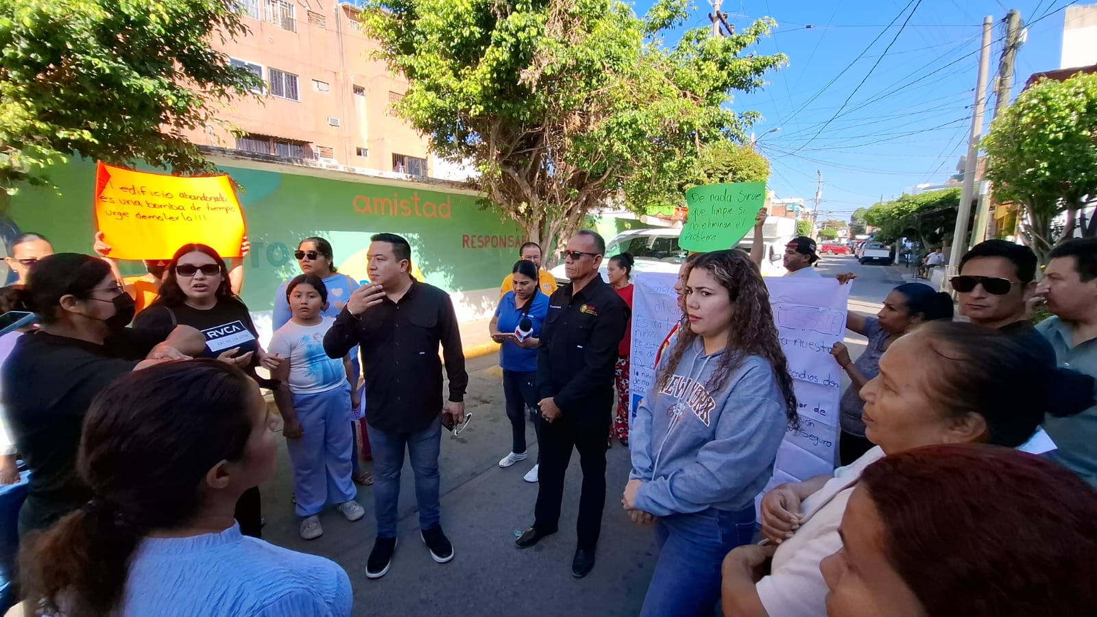 Grupo de personas en circulo manifestandose