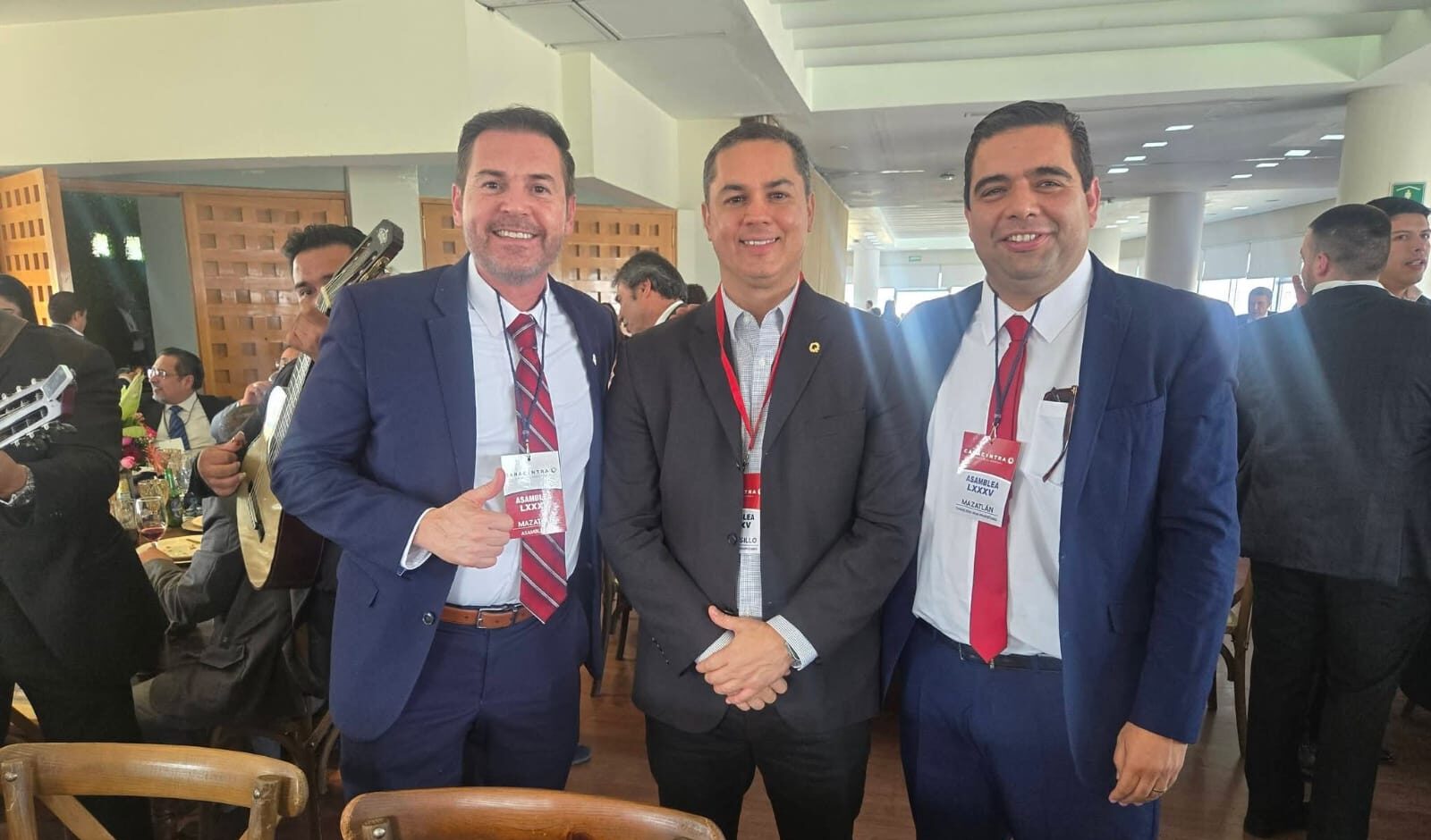 Sergio Rojas Velarde junto a dos personas l