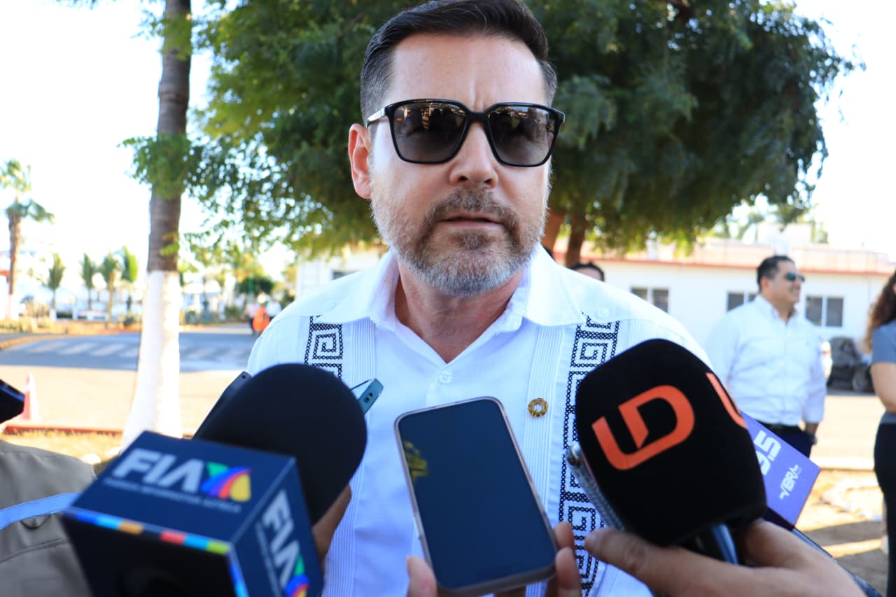Sergio Rojas hablando con los medios