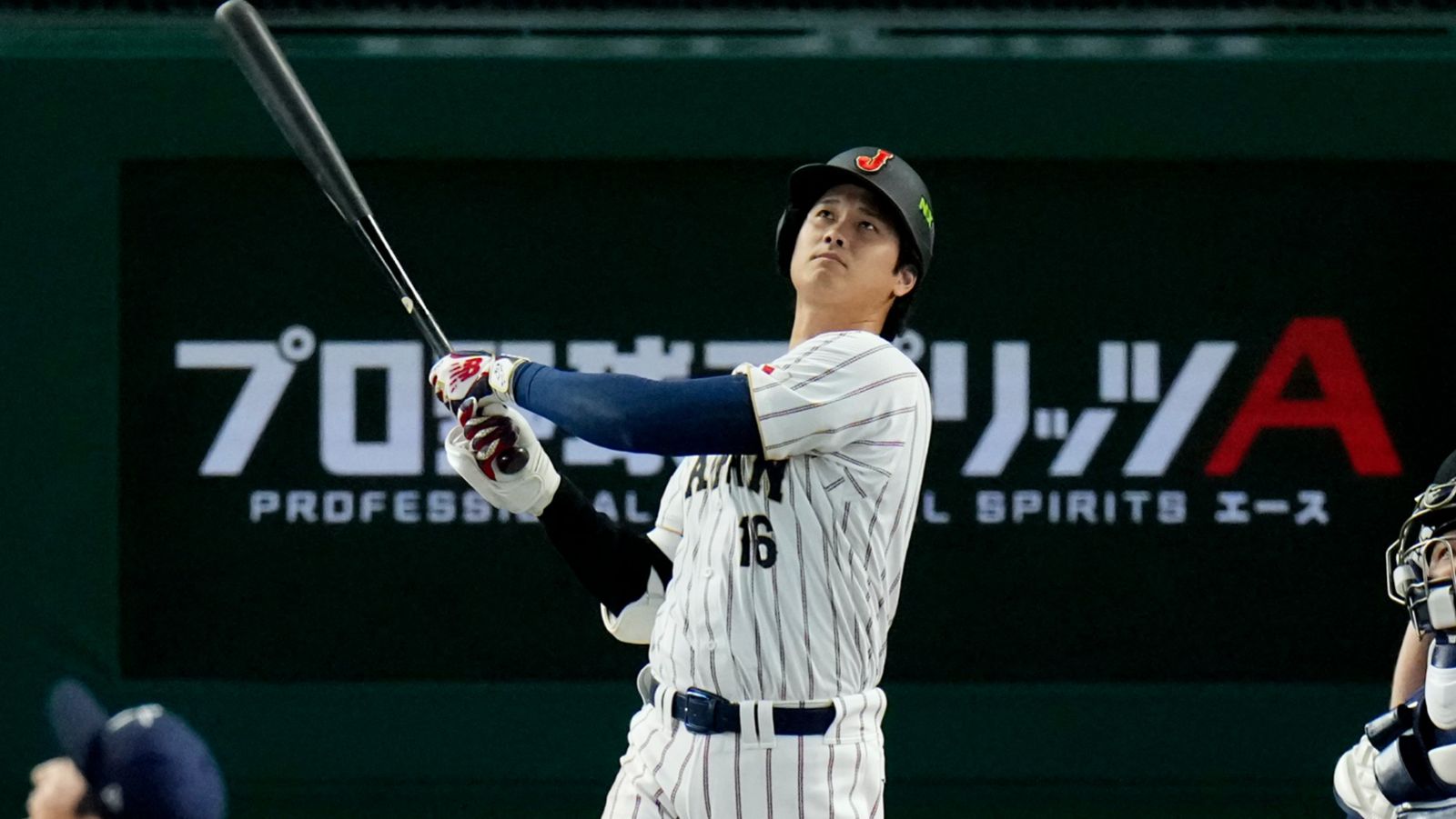 Shohei Othani realiza un Swing en el Clásico Mundial 2026