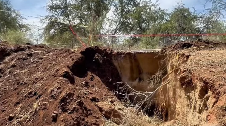 Hundimiento de tierra en la carretera hacia la comunidad de El Babu, Choix
