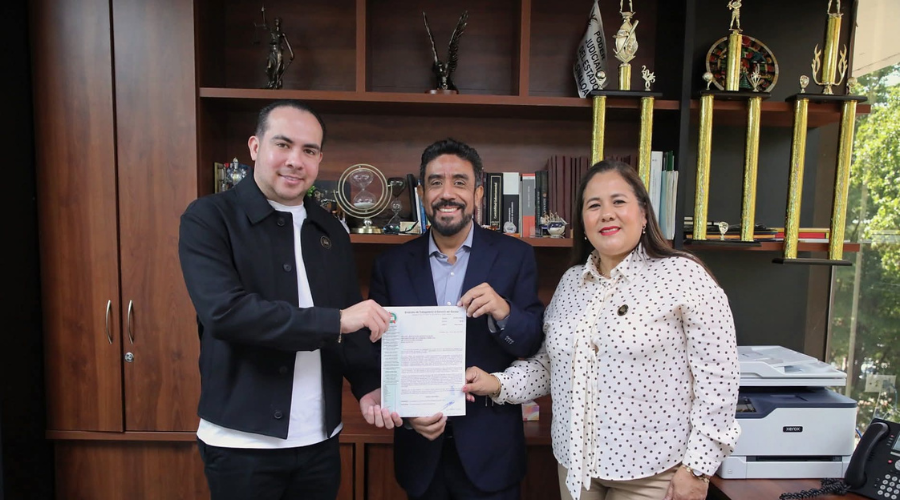 El secretario general del Stase, entrega pliego petitorio 2026 al Congreso de Sinaloa