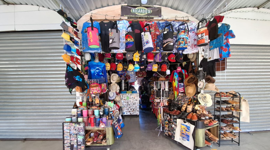 Tianguis de artesanías y souvenirs en Mazatlán.