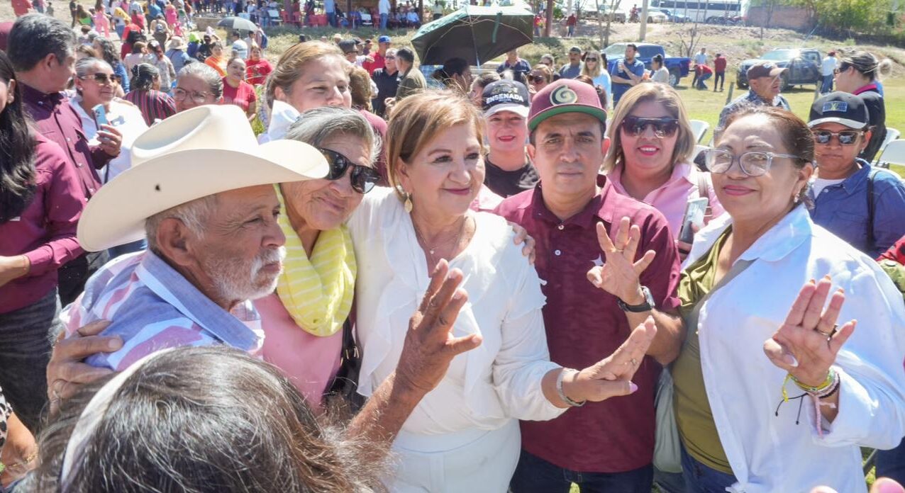Tere Guerra entre personas levantando cuatro dedos de la mano