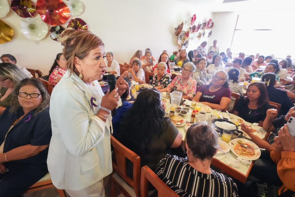 Tere Guerra en conferencia junto a mujeres