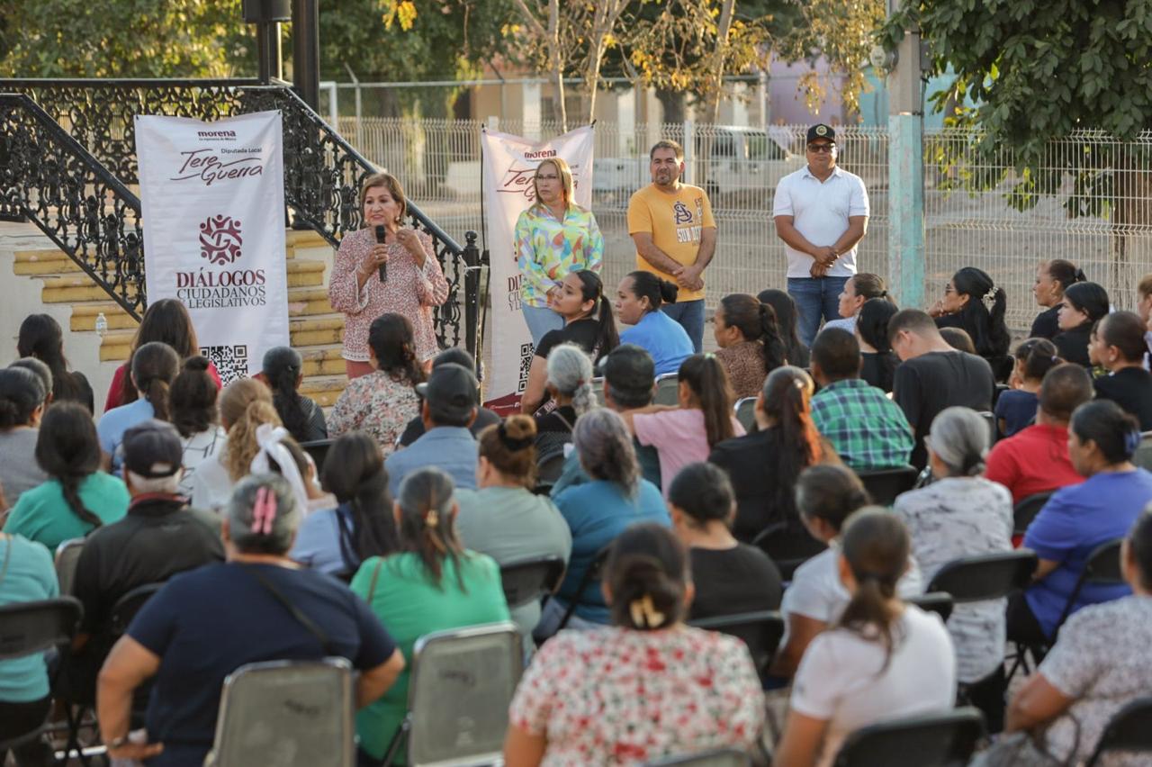Tere Guerra, presidenta de la Junta de Coordinación Política del Congreso del Estado, en una plaza junto a personas