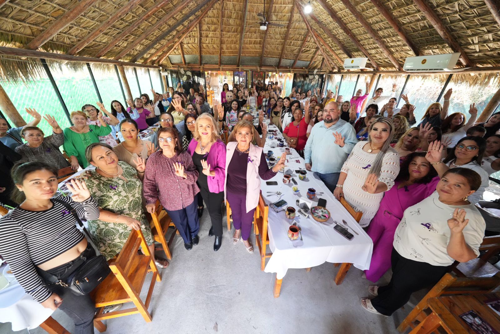 Tere Guerra y autoridades de Mazatlán junto a mujeres lideres del puerto en un restaurante