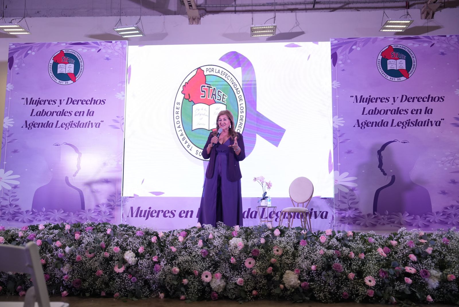 Tere Guerra imparte conferencia a trabajadoras del Stase