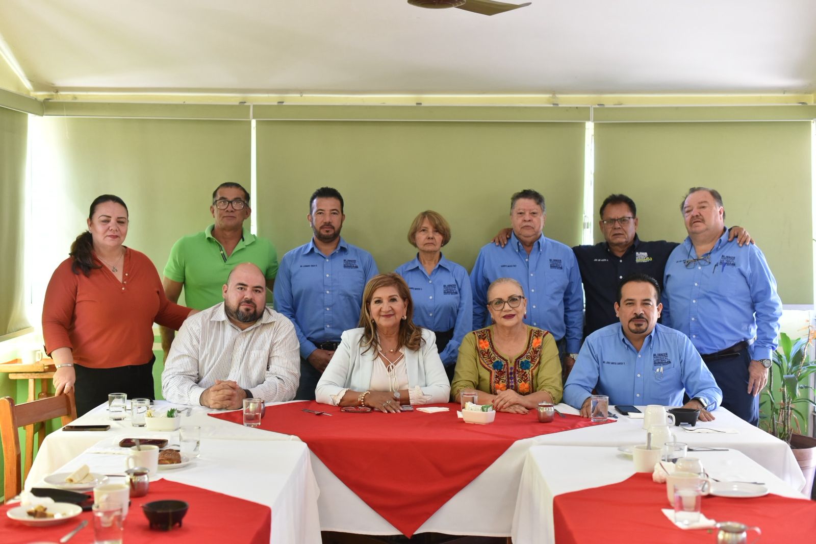 Tere Guerra con dirigentes de la Alianza de Camiones Urbanos de Mazatlán