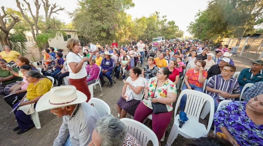 Tere Guerra se reúne con los habitantes de la comunidad de Mezquitillo
